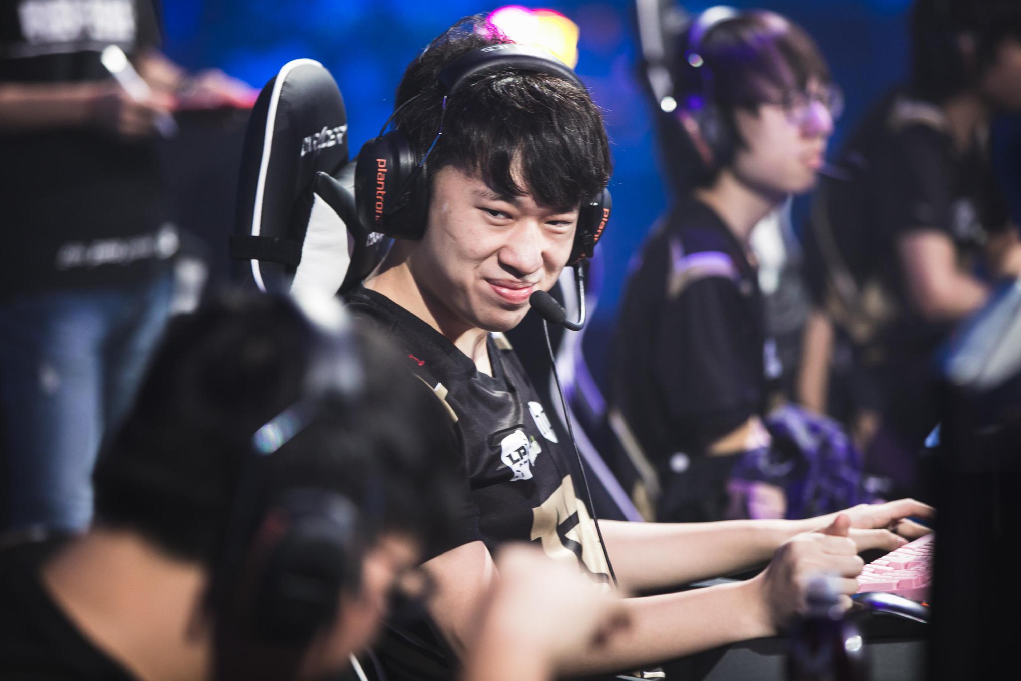 V5险胜RNG,Xiaohu完成史诗逆转顶尖较量半决赛,成为赛场最大亮点 V5险胜RNG,Xiaohu完成史诗逆转顶尖较量半决赛,成为赛场最大亮点