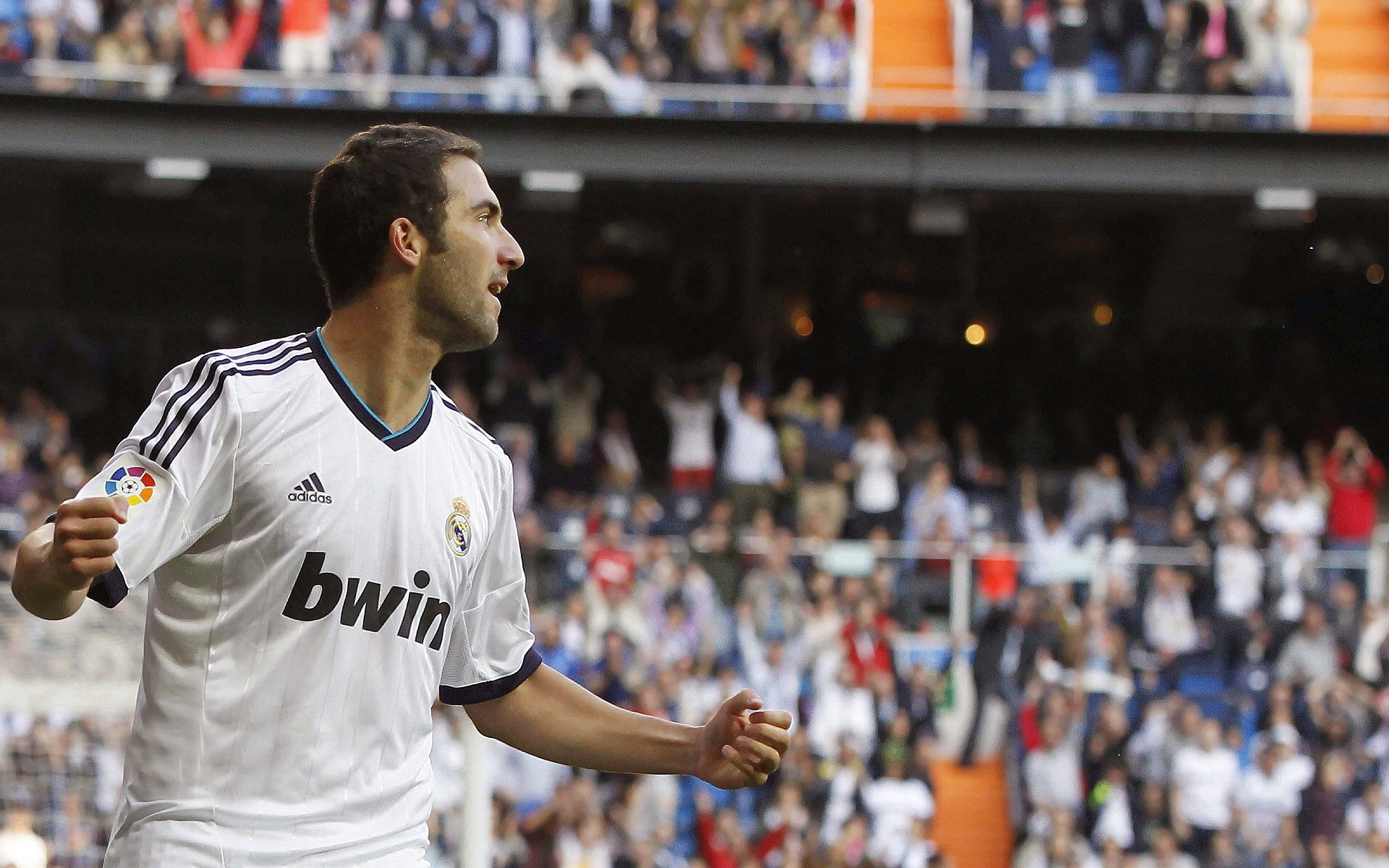 巨星闪耀与战术铁壁，萨拉赫纪录之夜与乌拉圭的战术教科书