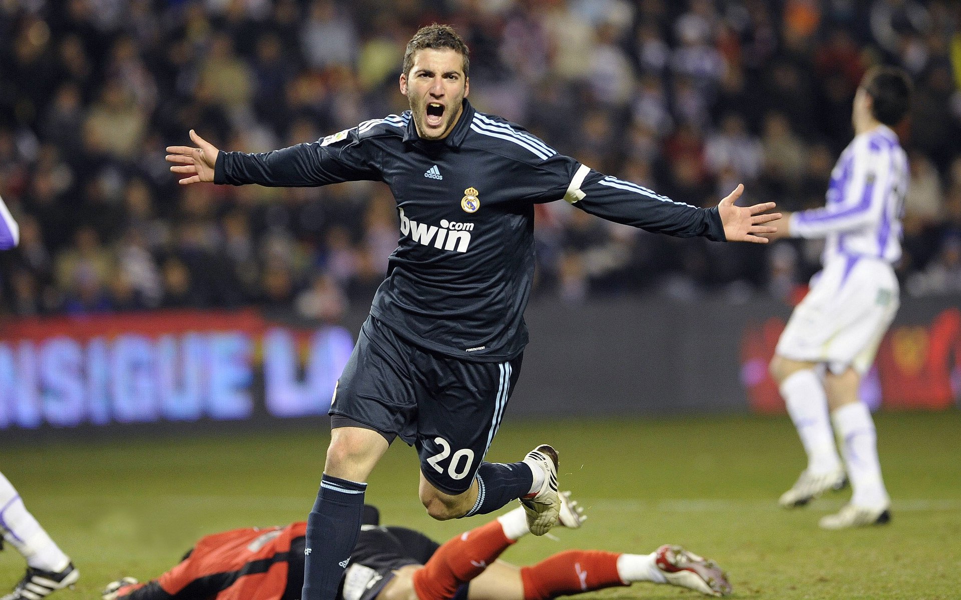 当足球场上的黑马遇上篮球场上的传奇,竞技体育的宿命与逆袭